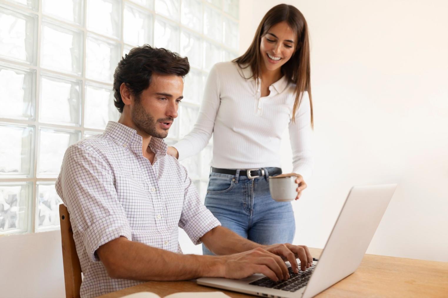 Personne consultant ses finances sur tablette avec documents budgétaires